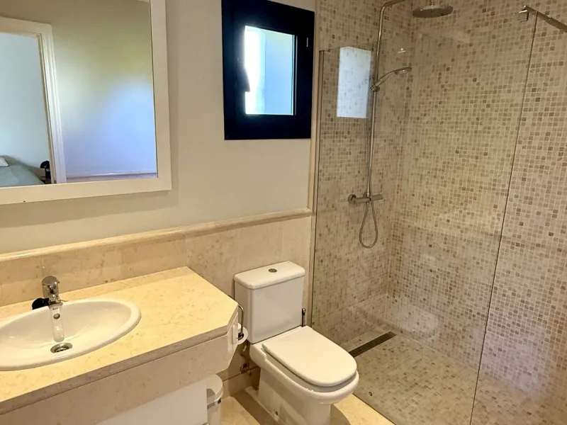This 3 bedroom luxury duplex penthouse in the sought after urbanisation of Capanes del Golf has one of the best locations within the development.