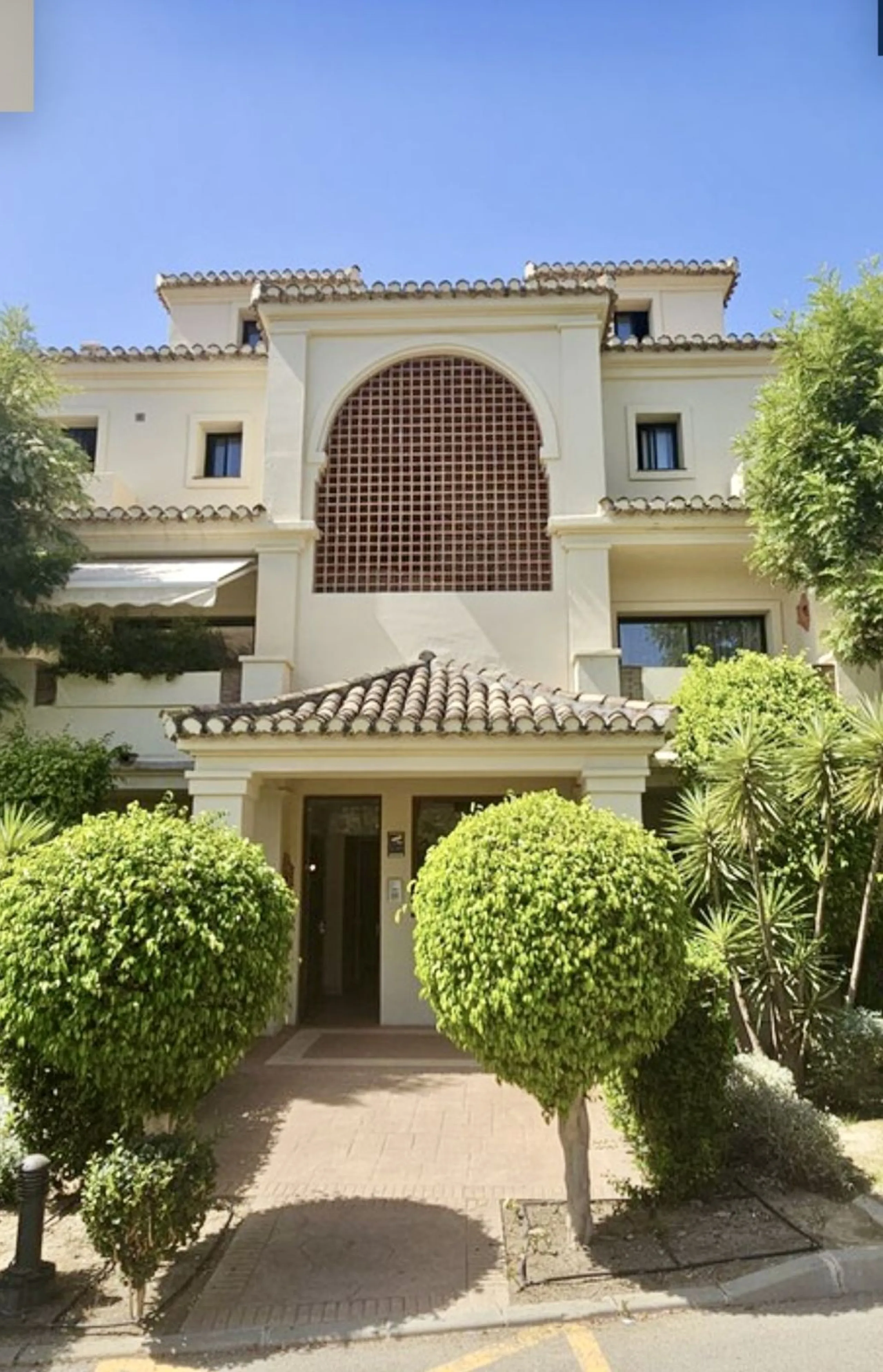 This 3 bedroom luxury duplex penthouse in the sought after urbanisation of Capanes del Golf has one of the best locations within the development.