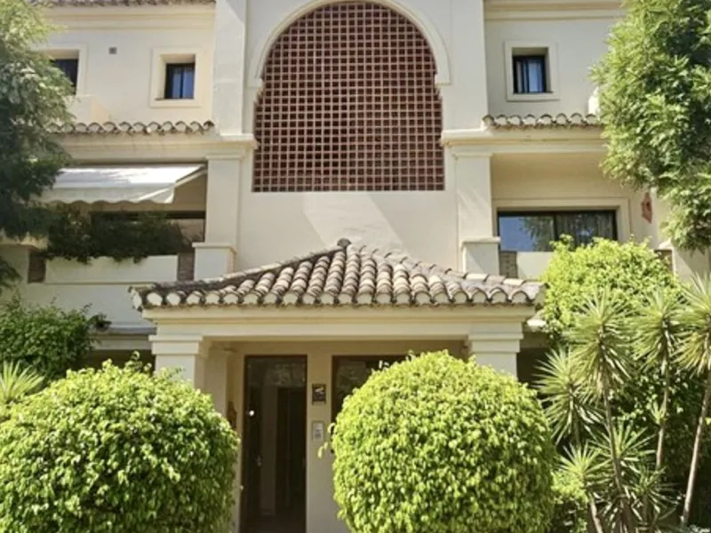 This 3 bedroom luxury duplex penthouse in the sought after urbanisation of Capanes del Golf has one of the best locations within the development.