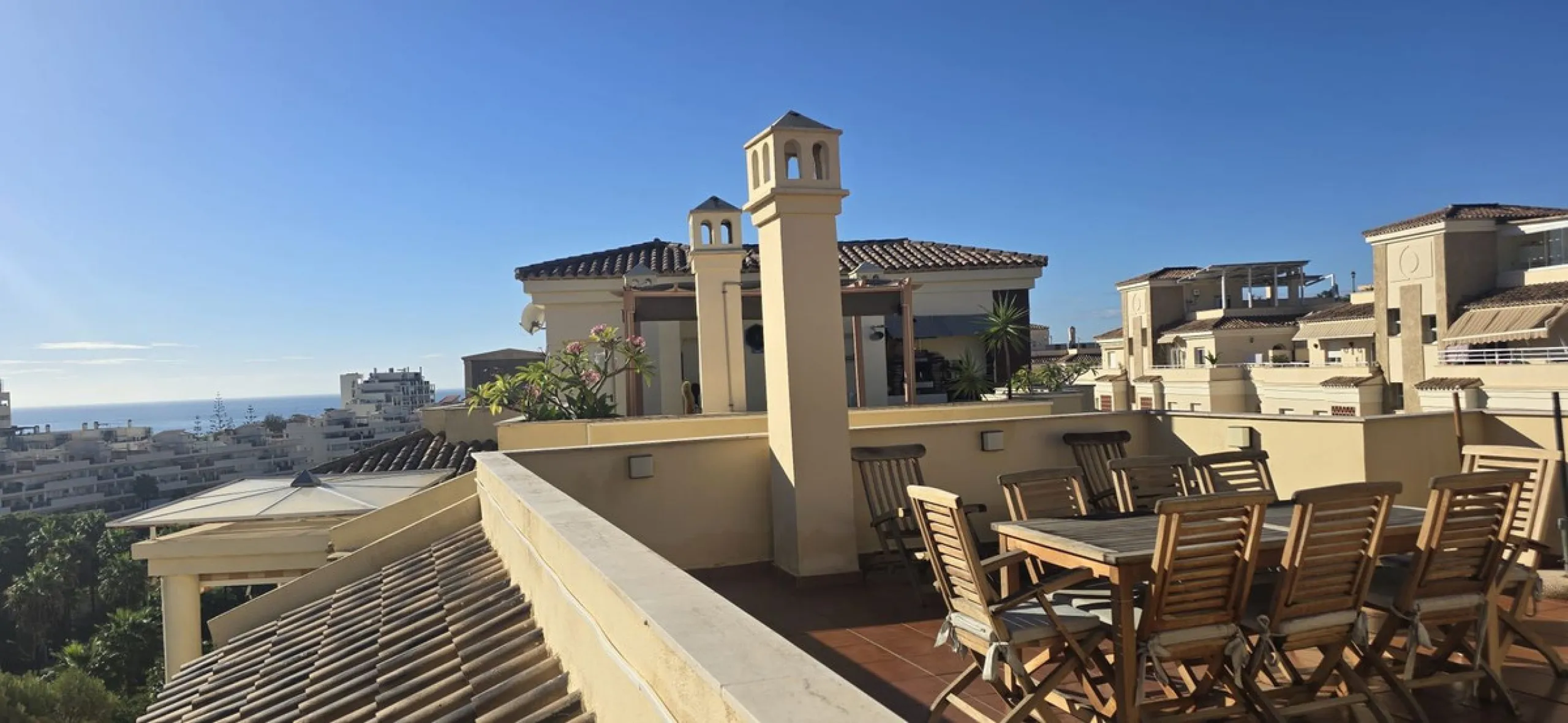 Bright and spacious penthouse located in one of Benalmádena's most desirable areas, just a short walk from the sea. The property offers a wonderful sense of comfort and light, featuring three bedrooms, two bathrooms, a renovated kitchen and a generous liv