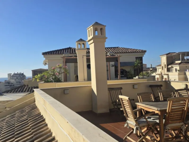 Bright and spacious penthouse located in one of Benalmádena's most desirable areas, just a short walk from the sea. The property offers a wonderful sense of comfort and light, featuring three bedrooms, two bathrooms, a renovated kitchen and a generous liv