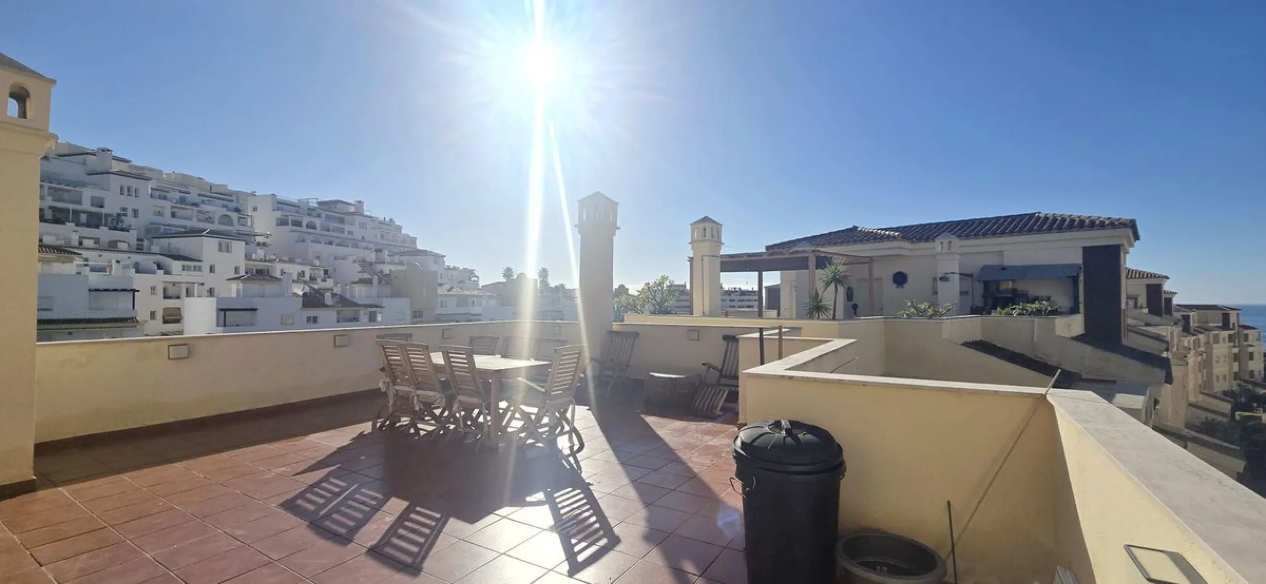Bright and spacious penthouse located in one of Benalmádena's most desirable areas, just a short walk from the sea. The property offers a wonderful sense of comfort and light, featuring three bedrooms, two bathrooms, a renovated kitchen and a generous liv