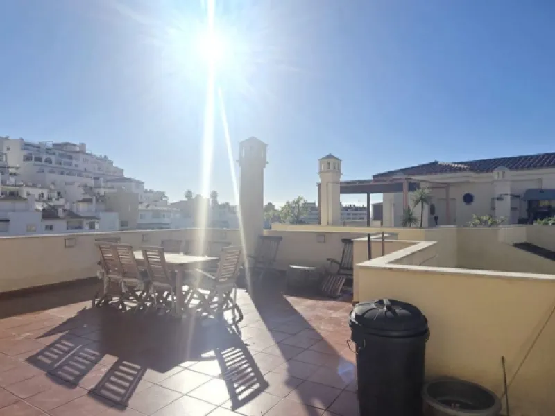Bright and spacious penthouse located in one of Benalmádena's most desirable areas, just a short walk from the sea. The property offers a wonderful sense of comfort and light, featuring three bedrooms, two bathrooms, a renovated kitchen and a generous liv