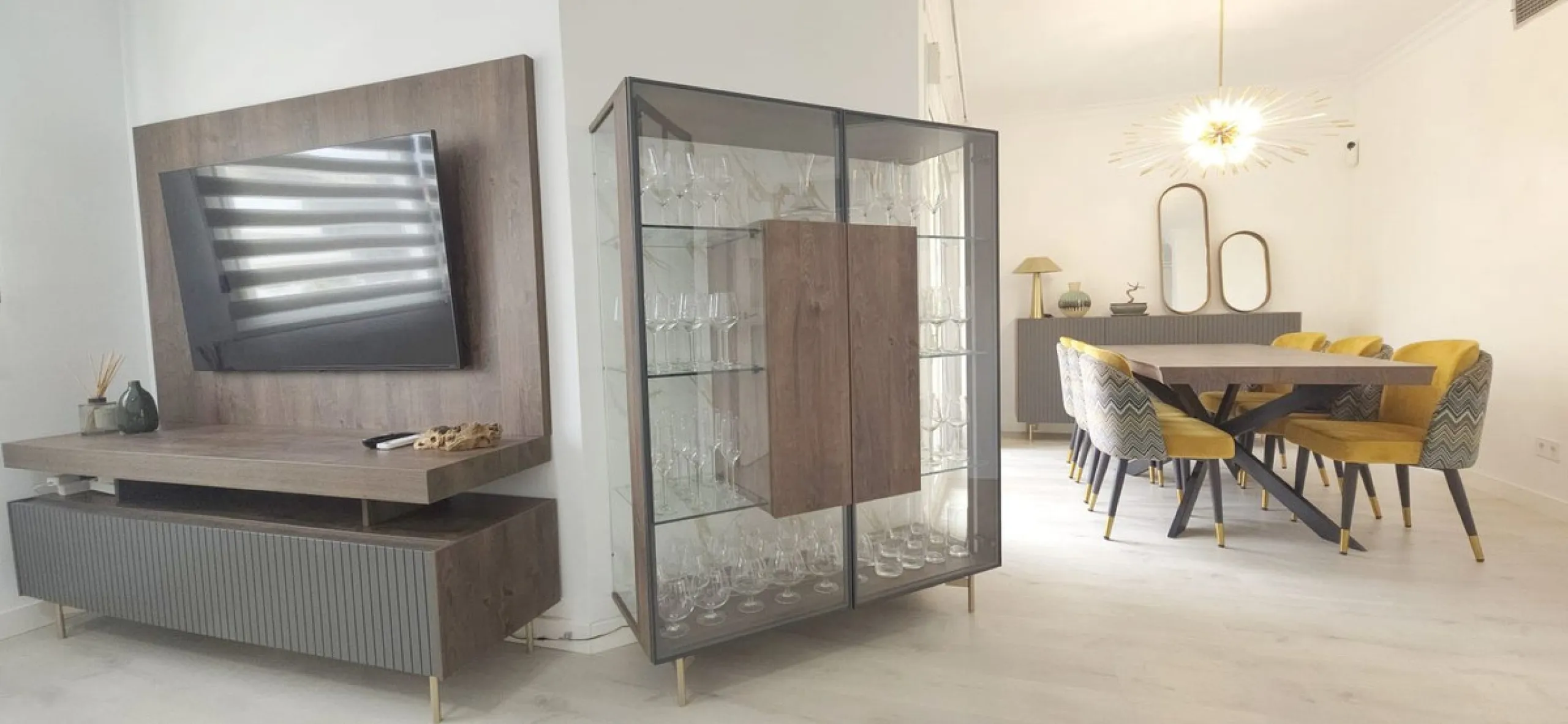 Bright and spacious penthouse located in one of Benalmádena's most desirable areas, just a short walk from the sea. The property offers a wonderful sense of comfort and light, featuring three bedrooms, two bathrooms, a renovated kitchen and a generous liv