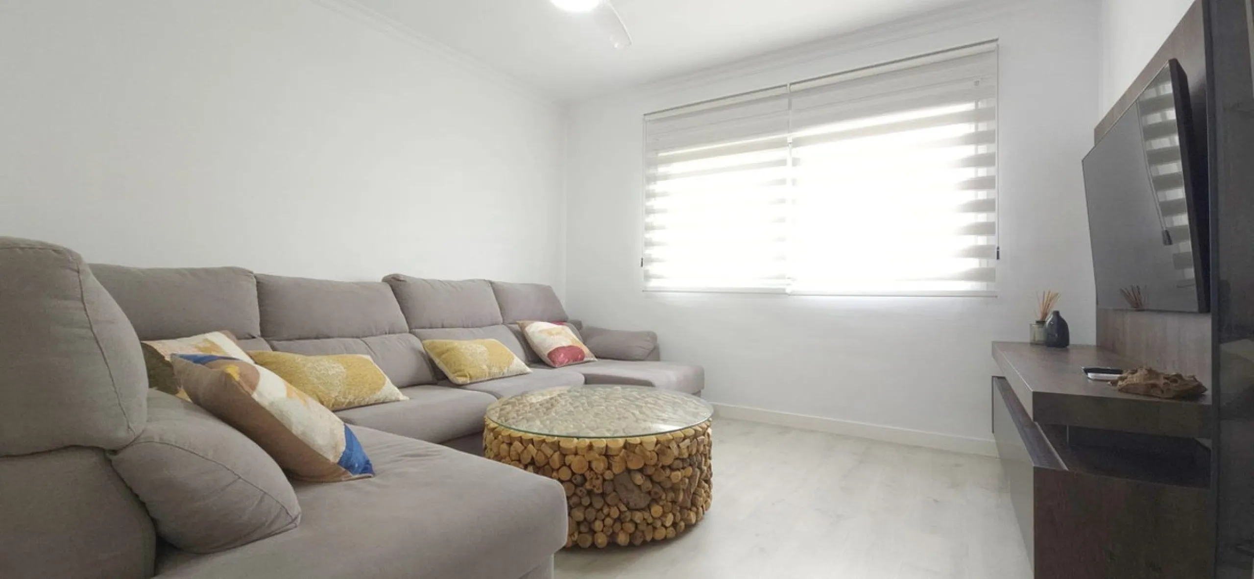 Bright and spacious penthouse located in one of Benalmádena's most desirable areas, just a short walk from the sea. The property offers a wonderful sense of comfort and light, featuring three bedrooms, two bathrooms, a renovated kitchen and a generous liv