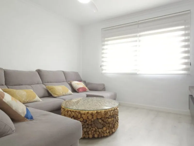 Bright and spacious penthouse located in one of Benalmádena's most desirable areas, just a short walk from the sea. The property offers a wonderful sense of comfort and light, featuring three bedrooms, two bathrooms, a renovated kitchen and a generous liv