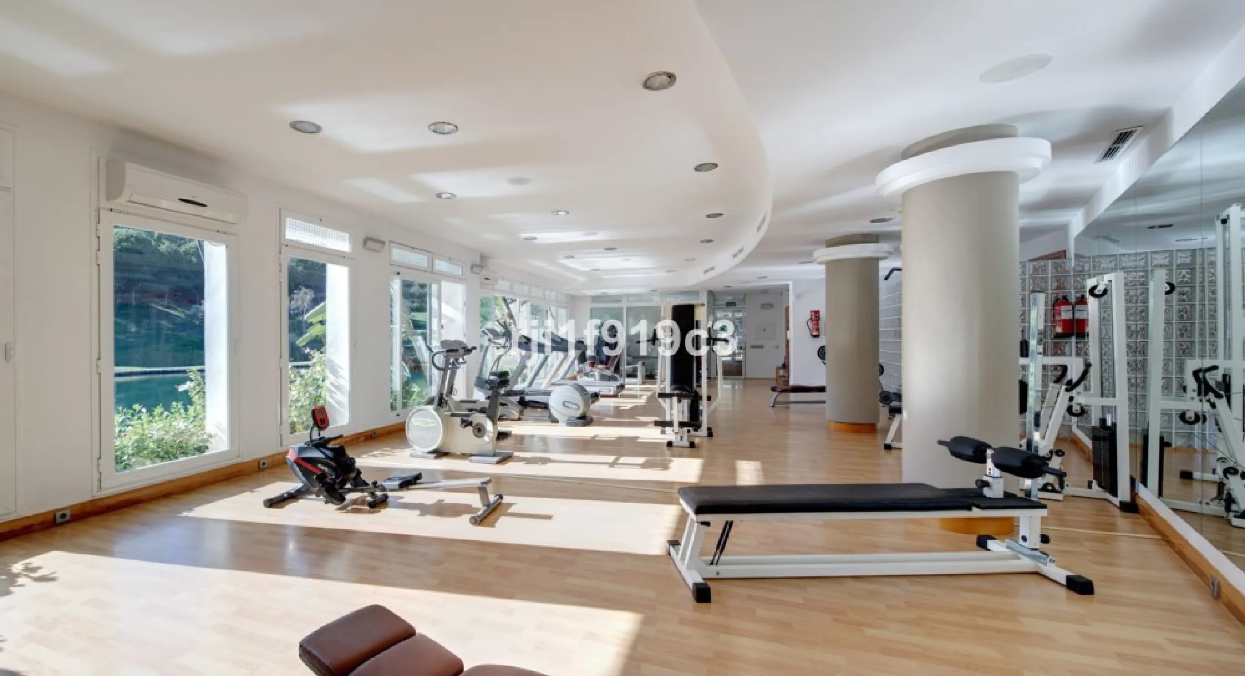 Wunderbares Apartment in der renommierten Wohnanlage Elviria Hills, einer der exklusivsten und begehrtesten Lagen im Osten von Marbella. Dieses elegante Apartment mit 103 m² zeichnet sich durch Großzügigkeit, Helligkeit und ein unvergleichliches Qualitätsniveau aus
