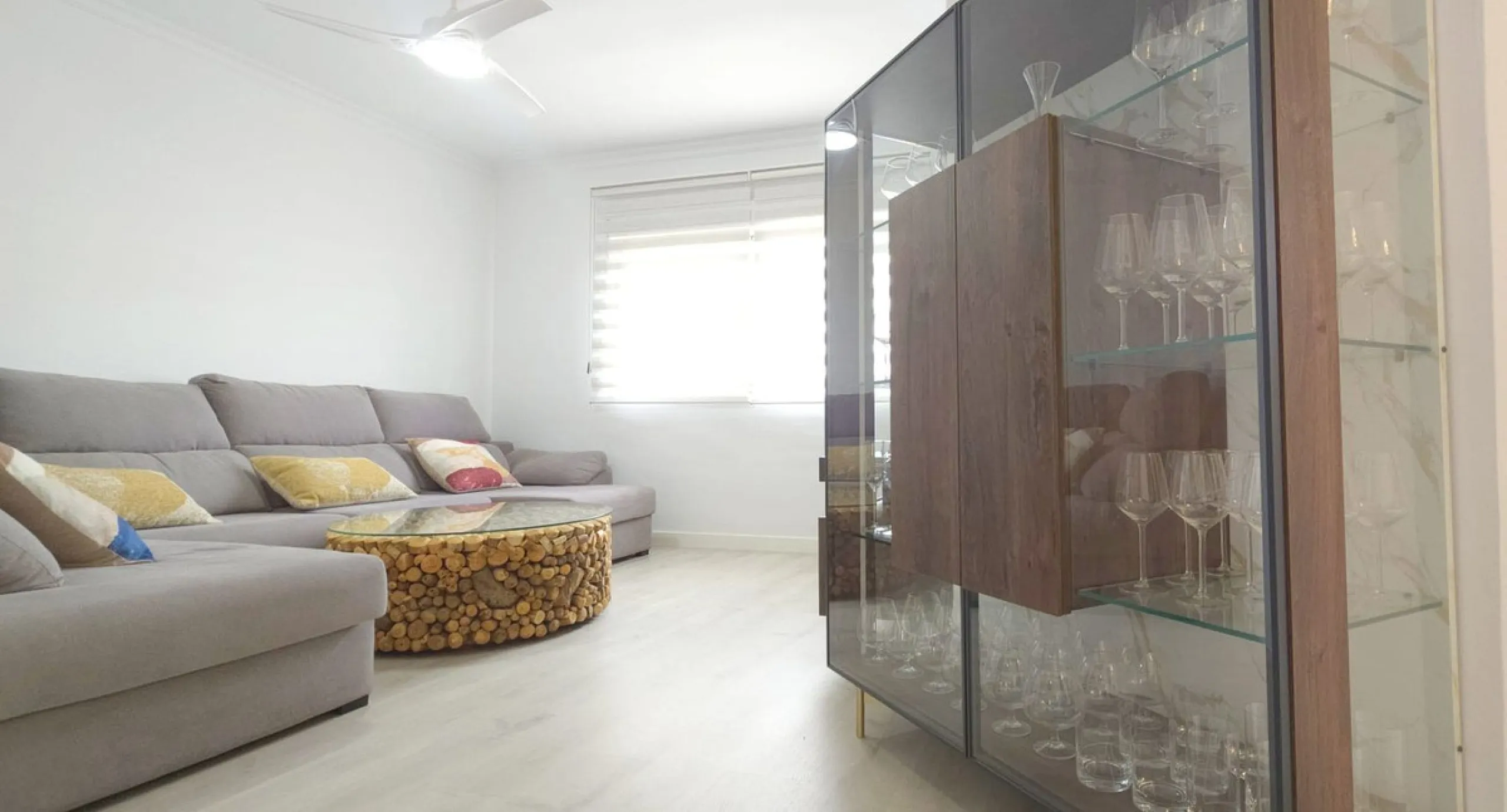 Bright and spacious penthouse located in one of Benalmádena's most desirable areas, just a short walk from the sea. The property offers a wonderful sense of comfort and light, featuring three bedrooms, two bathrooms, a renovated kitchen and a generous liv