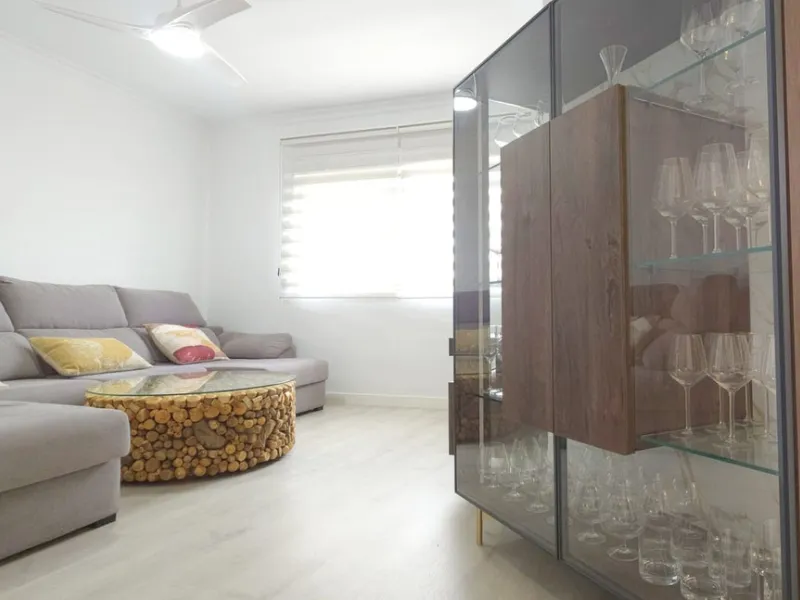 Bright and spacious penthouse located in one of Benalmádena's most desirable areas, just a short walk from the sea. The property offers a wonderful sense of comfort and light, featuring three bedrooms, two bathrooms, a renovated kitchen and a generous liv