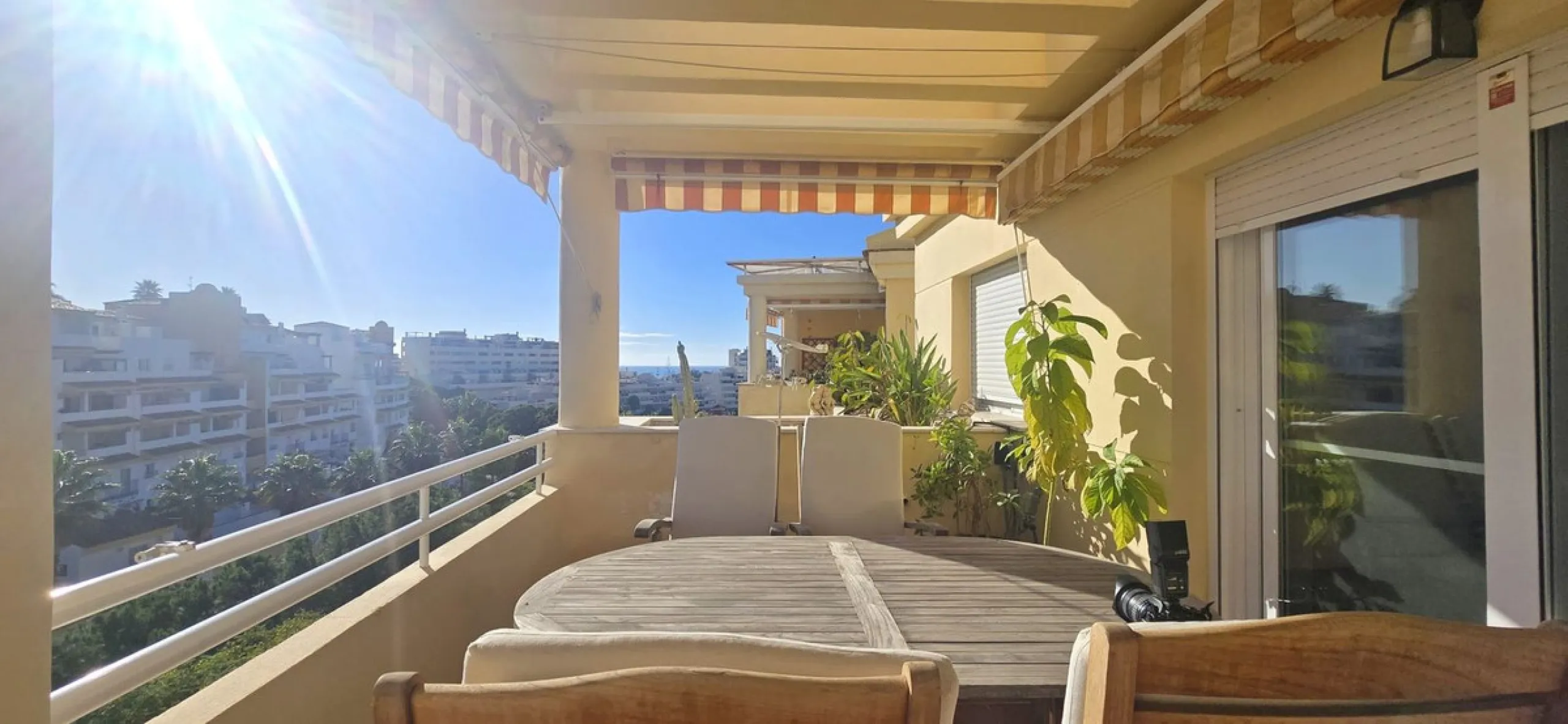 Bright and spacious penthouse located in one of Benalmádena's most desirable areas, just a short walk from the sea. The property offers a wonderful sense of comfort and light, featuring three bedrooms, two bathrooms, a renovated kitchen and a generous liv