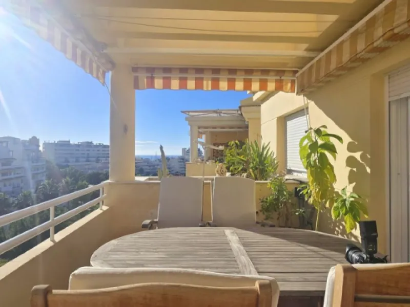 Bright and spacious penthouse located in one of Benalmádena's most desirable areas, just a short walk from the sea. The property offers a wonderful sense of comfort and light, featuring three bedrooms, two bathrooms, a renovated kitchen and a generous liv