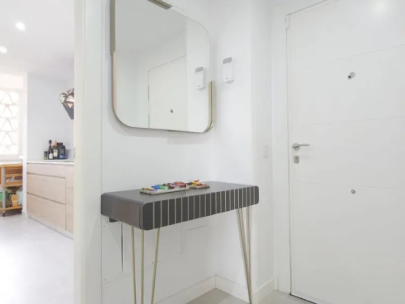 Bright and spacious penthouse located in one of Benalmádena's most desirable areas, just a short walk from the sea. The property offers a wonderful sense of comfort and light, featuring three bedrooms, two bathrooms, a renovated kitchen and a generous liv