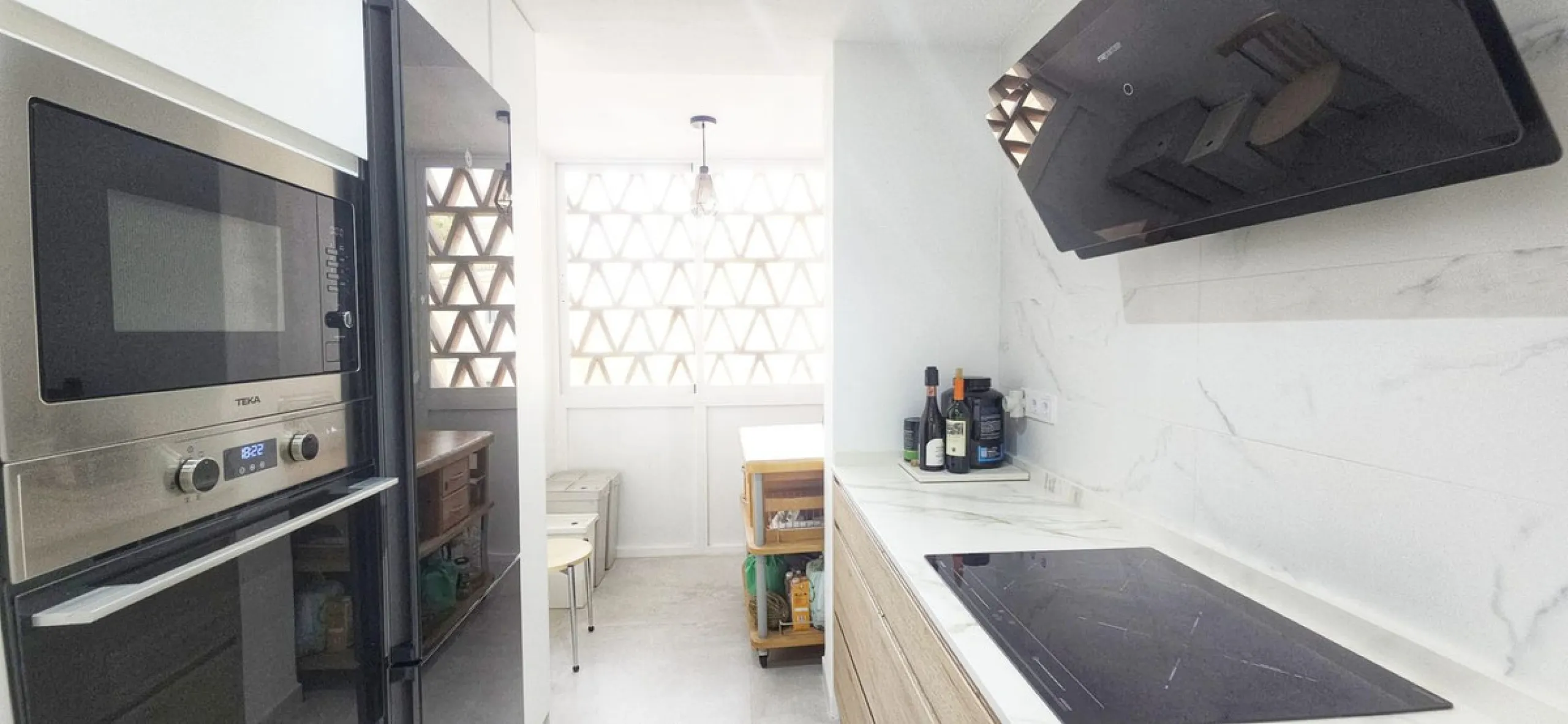 Bright and spacious penthouse located in one of Benalmádena's most desirable areas, just a short walk from the sea. The property offers a wonderful sense of comfort and light, featuring three bedrooms, two bathrooms, a renovated kitchen and a generous liv