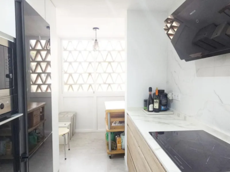 Bright and spacious penthouse located in one of Benalmádena's most desirable areas, just a short walk from the sea. The property offers a wonderful sense of comfort and light, featuring three bedrooms, two bathrooms, a renovated kitchen and a generous liv
