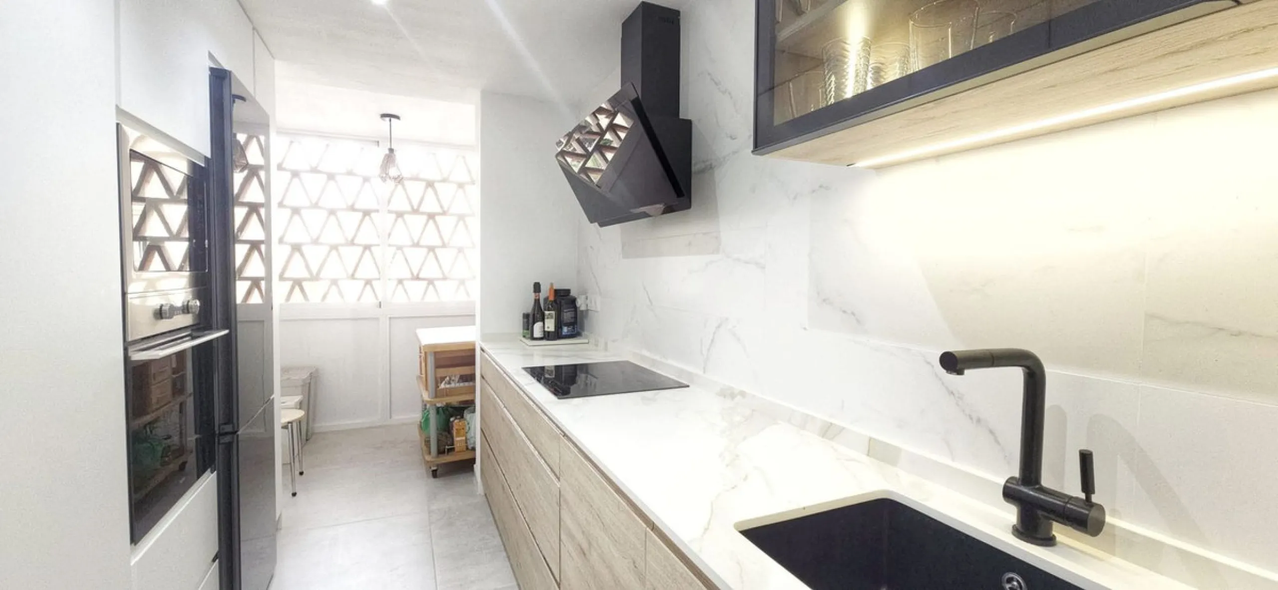 Bright and spacious penthouse located in one of Benalmádena's most desirable areas, just a short walk from the sea. The property offers a wonderful sense of comfort and light, featuring three bedrooms, two bathrooms, a renovated kitchen and a generous liv
