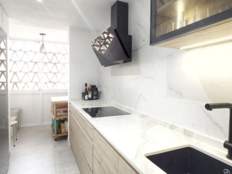 Bright and spacious penthouse located in one of Benalmádena's most desirable areas, just a short walk from the sea. The property offers a wonderful sense of comfort and light, featuring three bedrooms, two bathrooms, a renovated kitchen and a generous liv