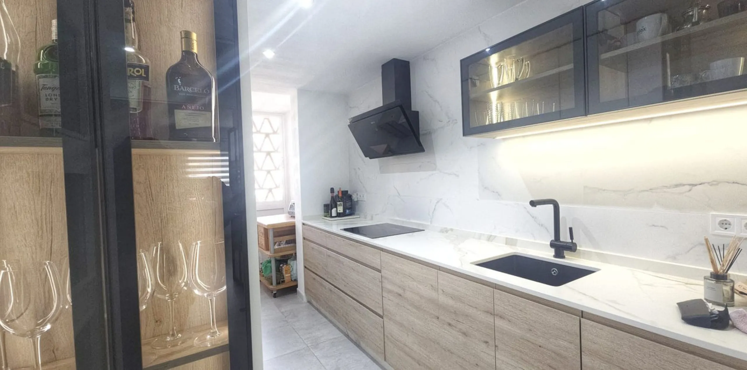 Bright and spacious penthouse located in one of Benalmádena's most desirable areas, just a short walk from the sea. The property offers a wonderful sense of comfort and light, featuring three bedrooms, two bathrooms, a renovated kitchen and a generous liv