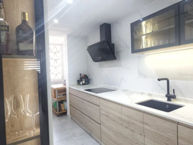 Bright and spacious penthouse located in one of Benalmádena's most desirable areas, just a short walk from the sea. The property offers a wonderful sense of comfort and light, featuring three bedrooms, two bathrooms, a renovated kitchen and a generous liv