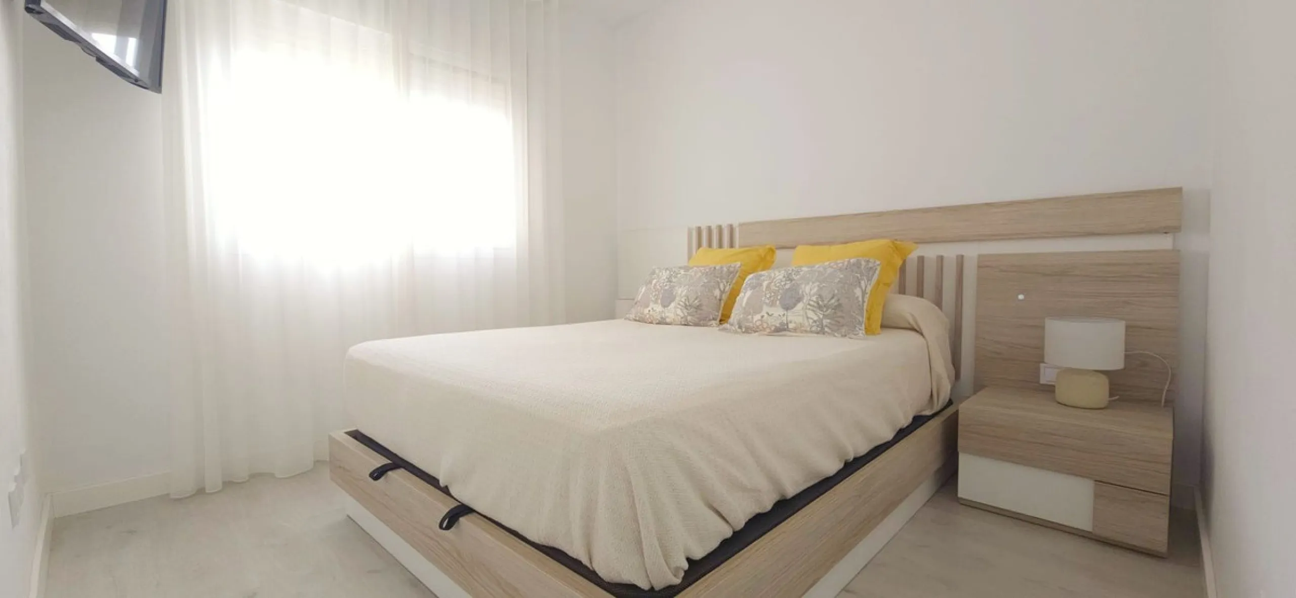 Bright and spacious penthouse located in one of Benalmádena's most desirable areas, just a short walk from the sea. The property offers a wonderful sense of comfort and light, featuring three bedrooms, two bathrooms, a renovated kitchen and a generous liv