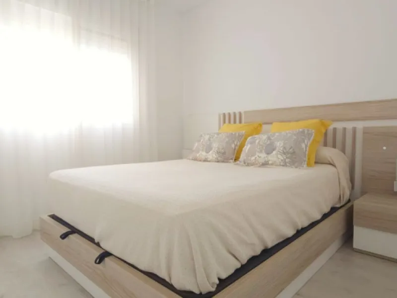 Bright and spacious penthouse located in one of Benalmádena's most desirable areas, just a short walk from the sea. The property offers a wonderful sense of comfort and light, featuring three bedrooms, two bathrooms, a renovated kitchen and a generous liv
