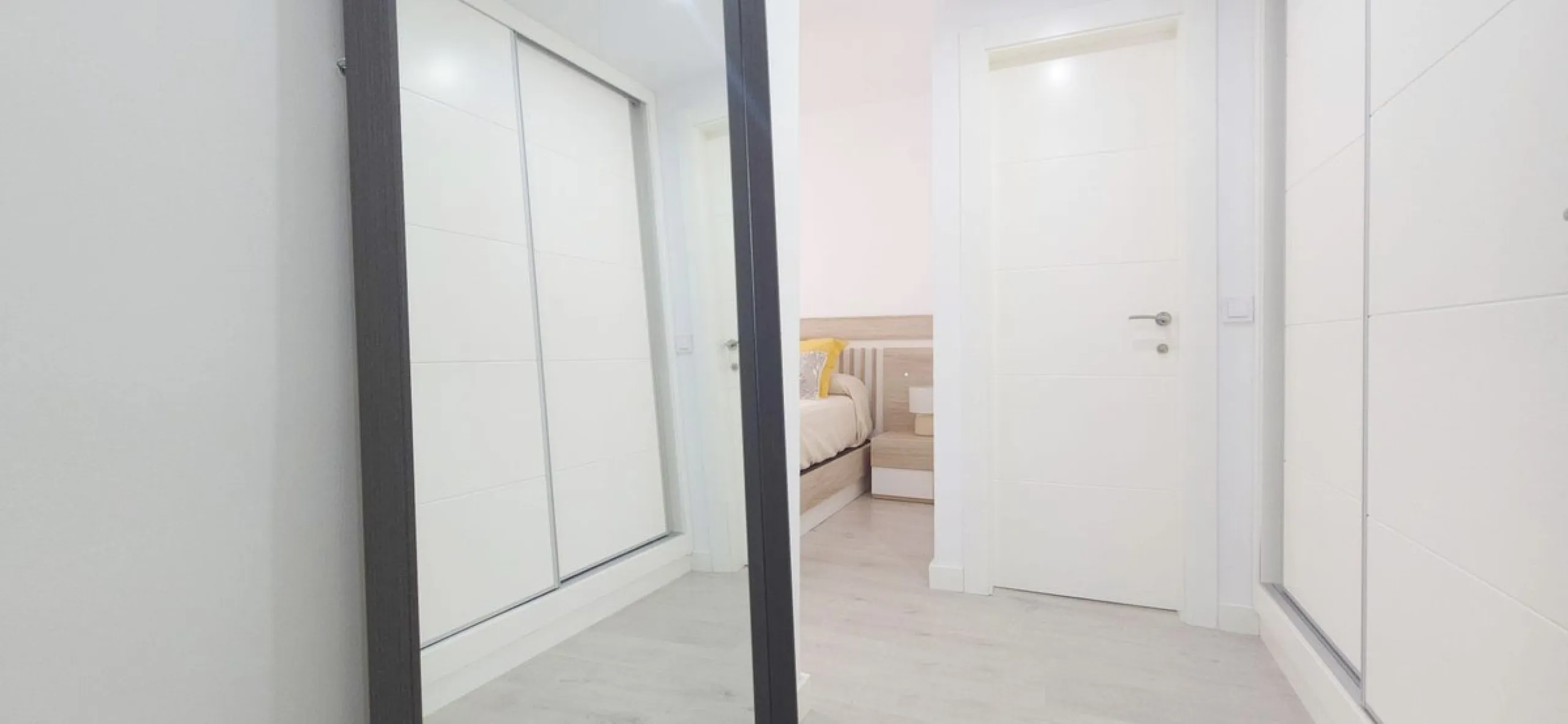 Bright and spacious penthouse located in one of Benalmádena's most desirable areas, just a short walk from the sea. The property offers a wonderful sense of comfort and light, featuring three bedrooms, two bathrooms, a renovated kitchen and a generous liv