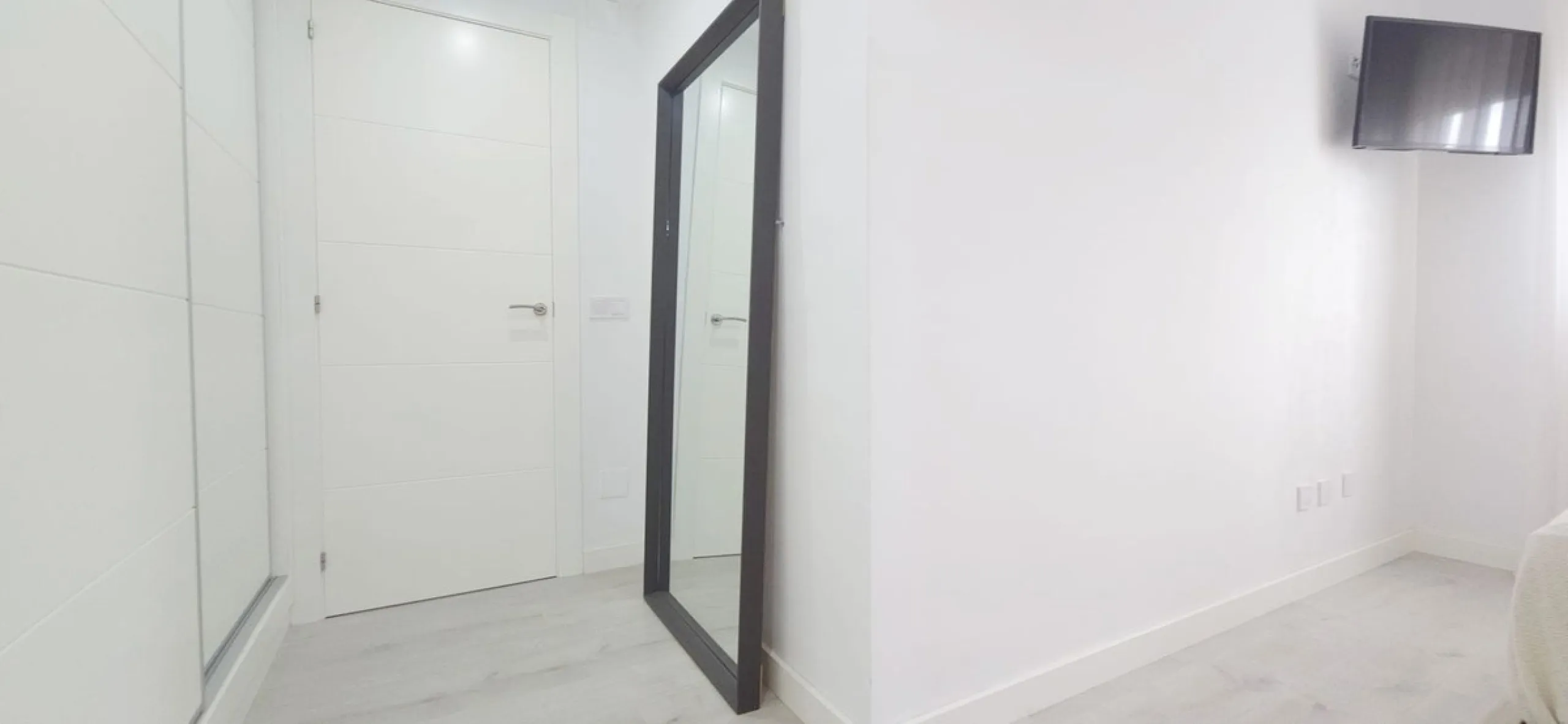 Bright and spacious penthouse located in one of Benalmádena's most desirable areas, just a short walk from the sea. The property offers a wonderful sense of comfort and light, featuring three bedrooms, two bathrooms, a renovated kitchen and a generous liv