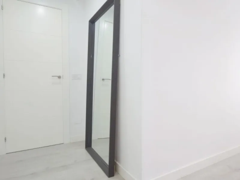 Bright and spacious penthouse located in one of Benalmádena's most desirable areas, just a short walk from the sea. The property offers a wonderful sense of comfort and light, featuring three bedrooms, two bathrooms, a renovated kitchen and a generous liv