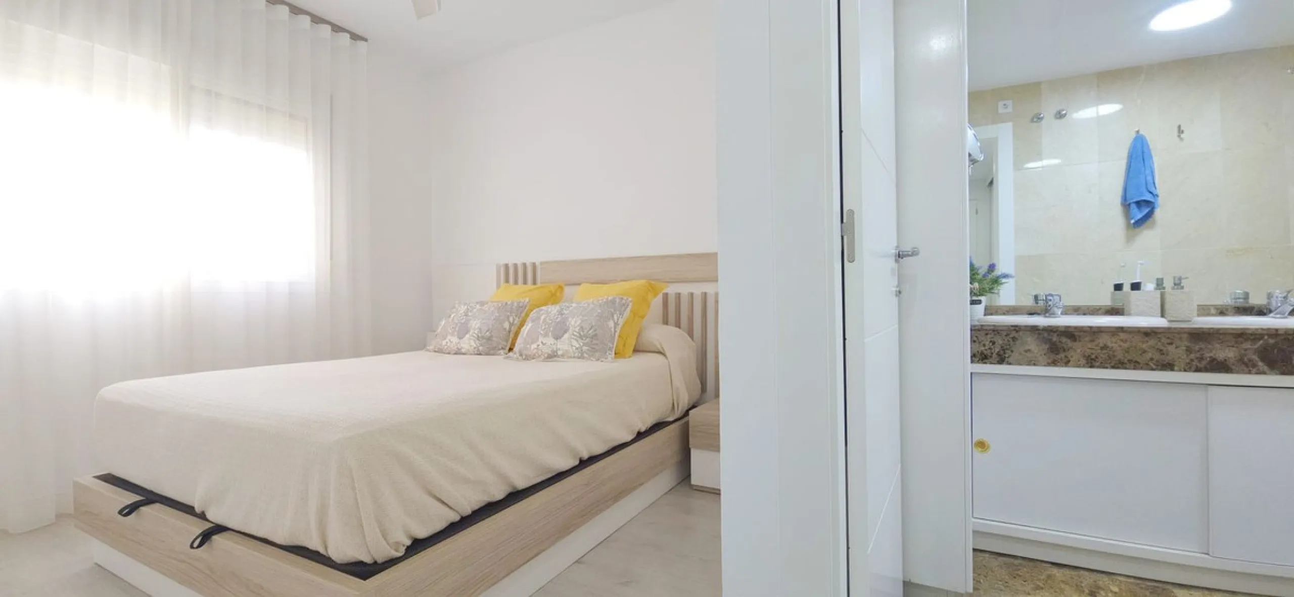 Bright and spacious penthouse located in one of Benalmádena's most desirable areas, just a short walk from the sea. The property offers a wonderful sense of comfort and light, featuring three bedrooms, two bathrooms, a renovated kitchen and a generous liv