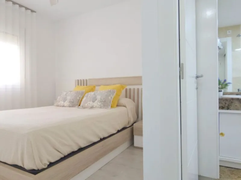 Bright and spacious penthouse located in one of Benalmádena's most desirable areas, just a short walk from the sea. The property offers a wonderful sense of comfort and light, featuring three bedrooms, two bathrooms, a renovated kitchen and a generous liv