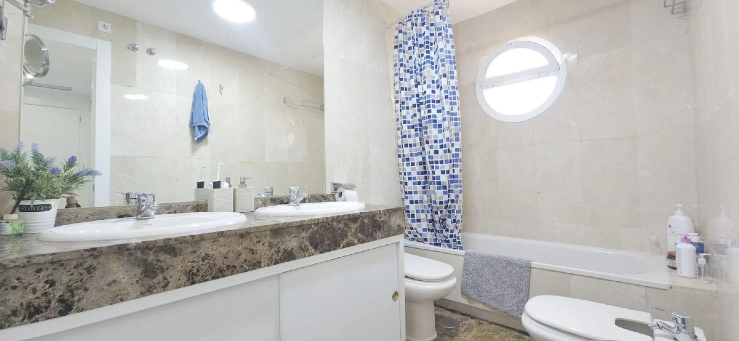 Bright and spacious penthouse located in one of Benalmádena's most desirable areas, just a short walk from the sea. The property offers a wonderful sense of comfort and light, featuring three bedrooms, two bathrooms, a renovated kitchen and a generous liv