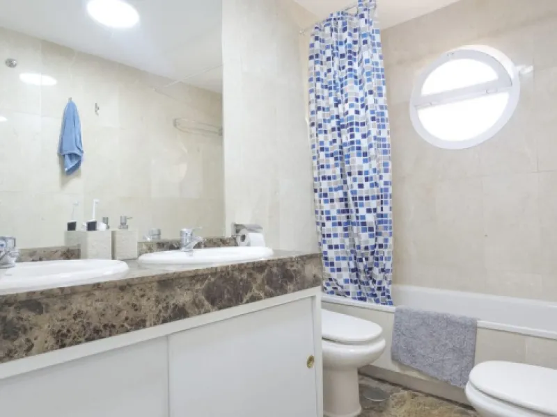 Bright and spacious penthouse located in one of Benalmádena's most desirable areas, just a short walk from the sea. The property offers a wonderful sense of comfort and light, featuring three bedrooms, two bathrooms, a renovated kitchen and a generous liv