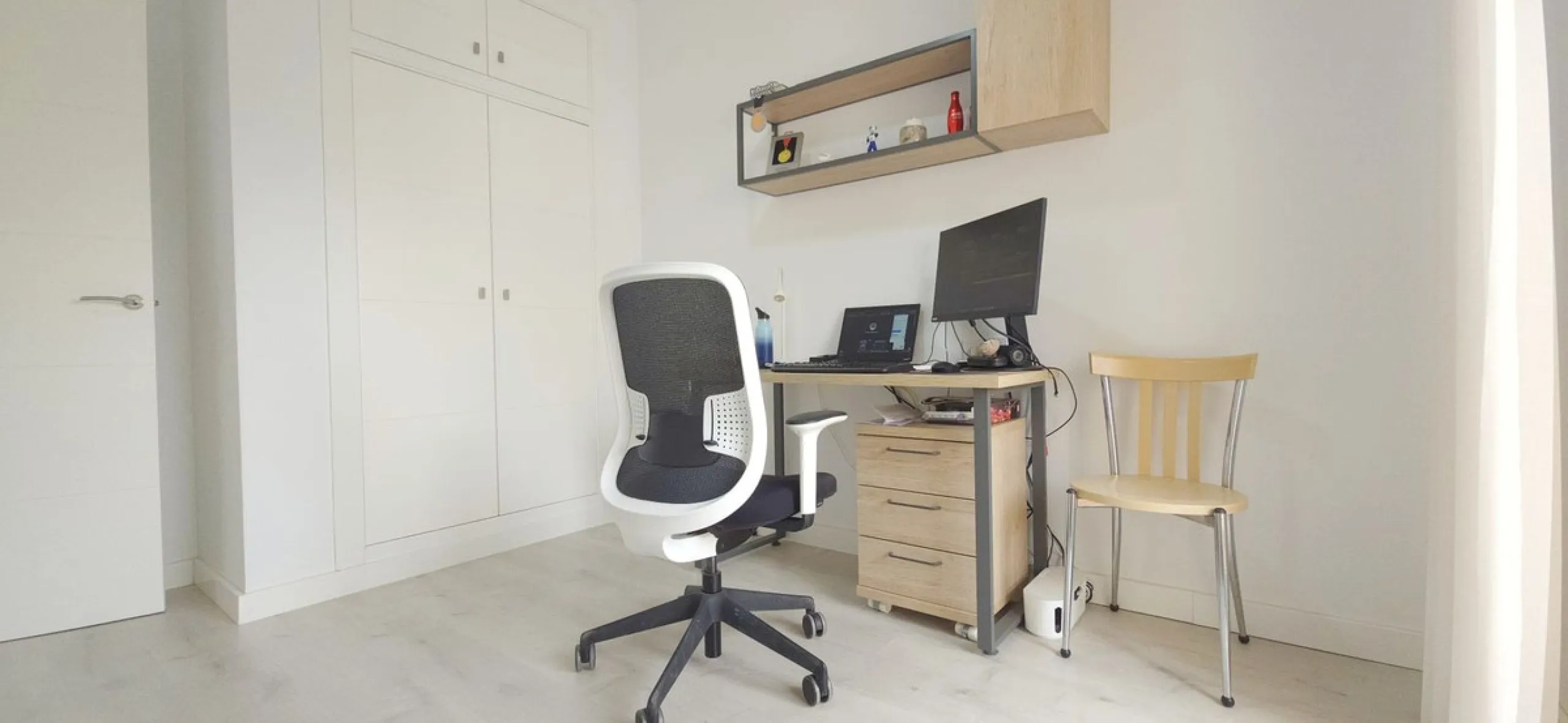 Bright and spacious penthouse located in one of Benalmádena's most desirable areas, just a short walk from the sea. The property offers a wonderful sense of comfort and light, featuring three bedrooms, two bathrooms, a renovated kitchen and a generous liv