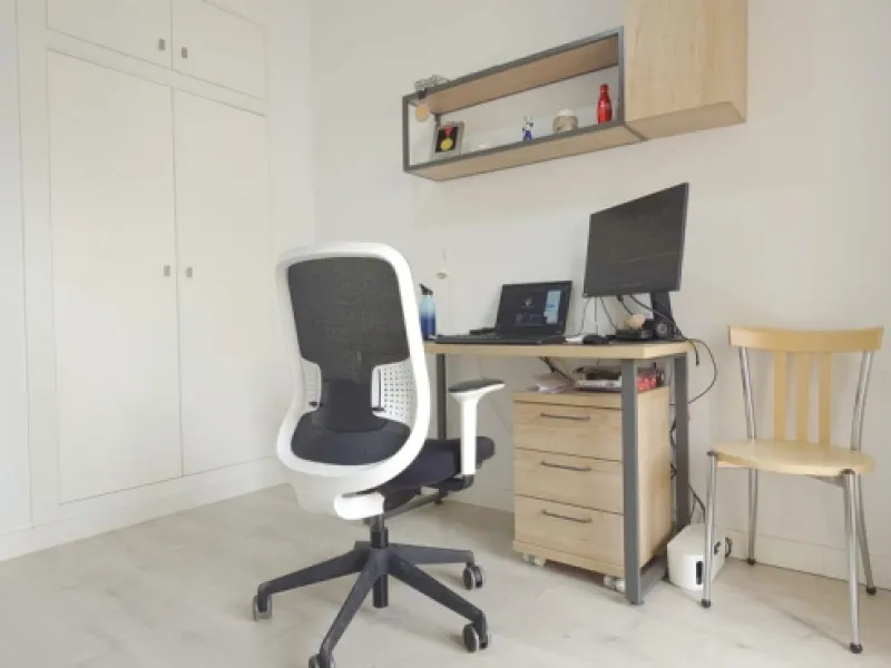Bright and spacious penthouse located in one of Benalmádena's most desirable areas, just a short walk from the sea. The property offers a wonderful sense of comfort and light, featuring three bedrooms, two bathrooms, a renovated kitchen and a generous liv