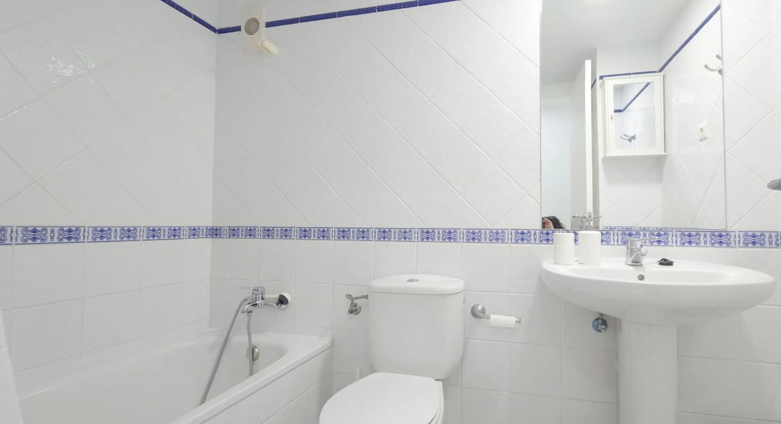 Bright and spacious penthouse located in one of Benalmádena's most desirable areas, just a short walk from the sea. The property offers a wonderful sense of comfort and light, featuring three bedrooms, two bathrooms, a renovated kitchen and a generous liv