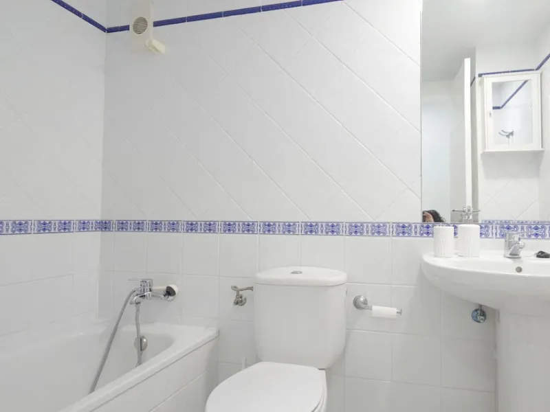 Bright and spacious penthouse located in one of Benalmádena's most desirable areas, just a short walk from the sea. The property offers a wonderful sense of comfort and light, featuring three bedrooms, two bathrooms, a renovated kitchen and a generous liv