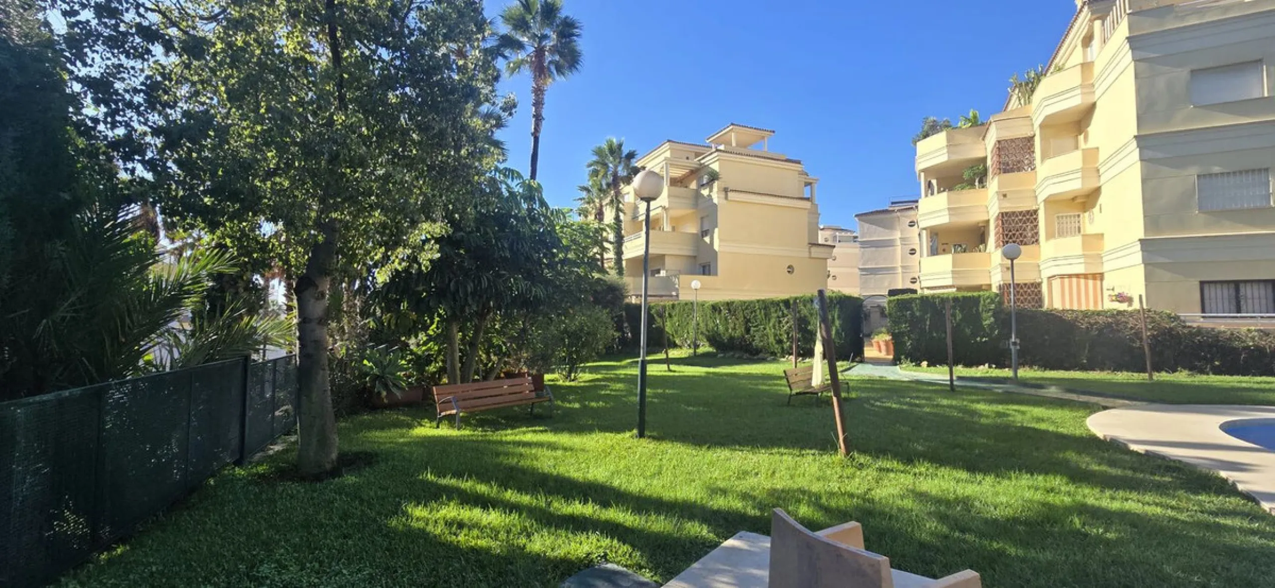 Bright and spacious penthouse located in one of Benalmádena's most desirable areas, just a short walk from the sea. The property offers a wonderful sense of comfort and light, featuring three bedrooms, two bathrooms, a renovated kitchen and a generous liv