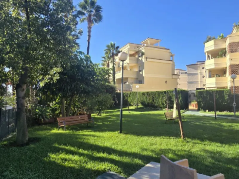 Bright and spacious penthouse located in one of Benalmádena's most desirable areas, just a short walk from the sea. The property offers a wonderful sense of comfort and light, featuring three bedrooms, two bathrooms, a renovated kitchen and a generous liv