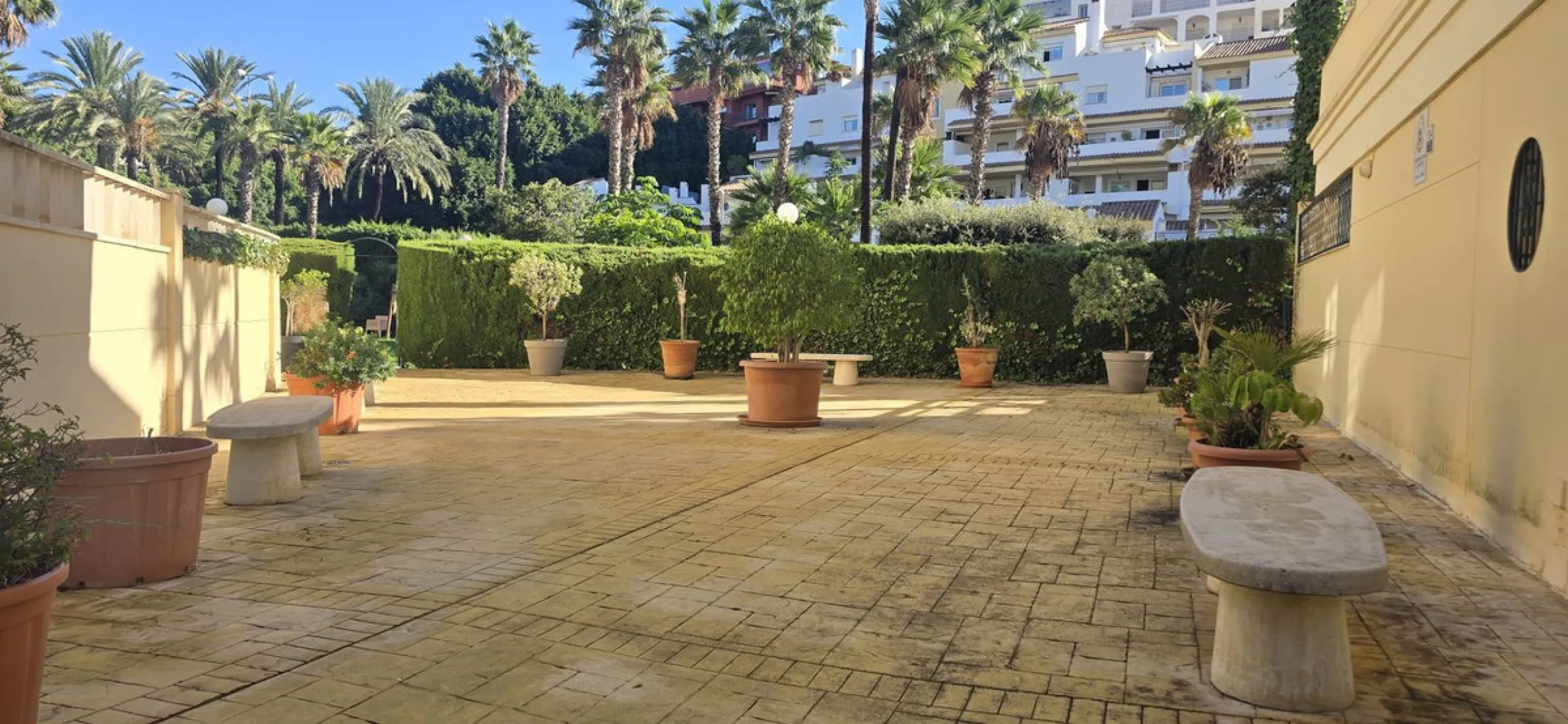 Bright and spacious penthouse located in one of Benalmádena's most desirable areas, just a short walk from the sea. The property offers a wonderful sense of comfort and light, featuring three bedrooms, two bathrooms, a renovated kitchen and a generous liv