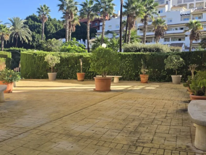 Bright and spacious penthouse located in one of Benalmádena's most desirable areas, just a short walk from the sea. The property offers a wonderful sense of comfort and light, featuring three bedrooms, two bathrooms, a renovated kitchen and a generous liv