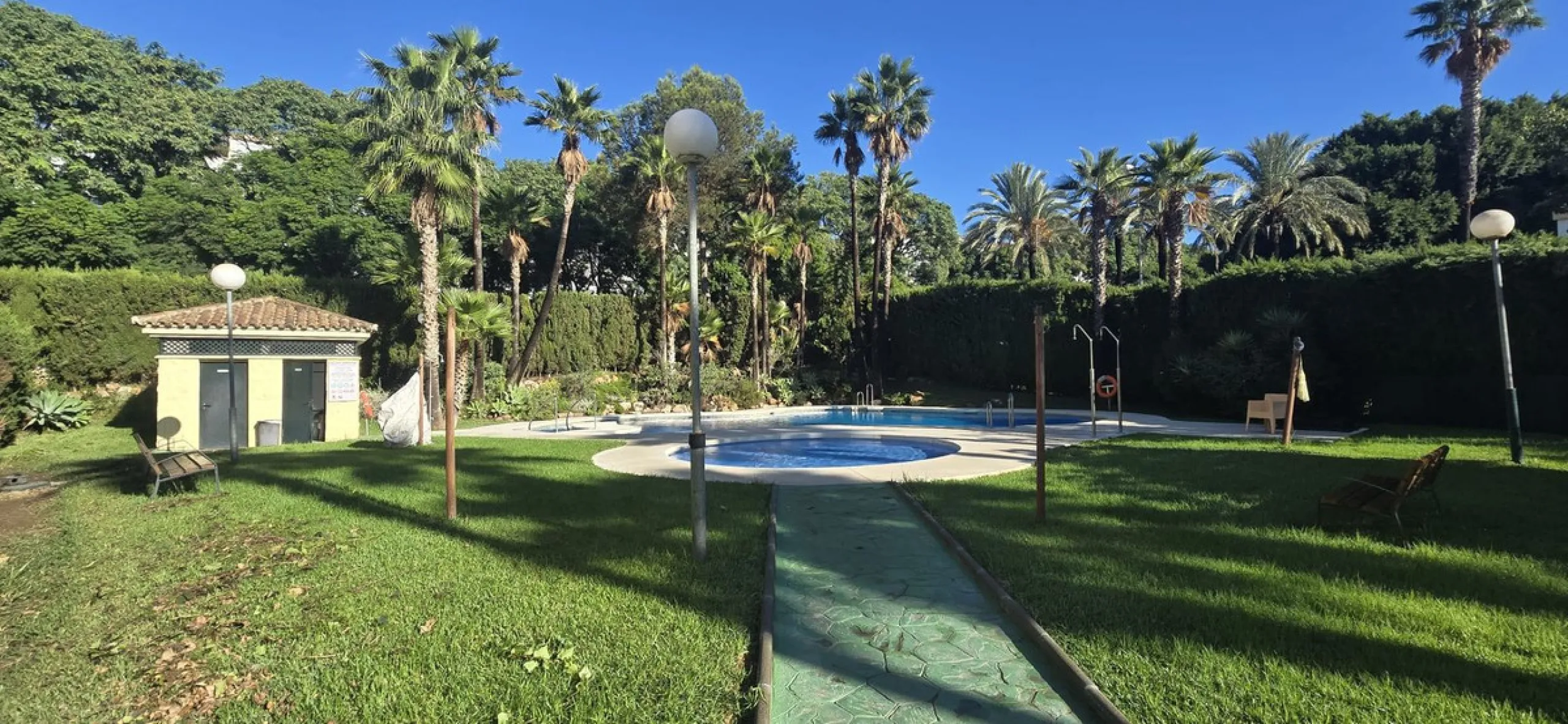 Bright and spacious penthouse located in one of Benalmádena's most desirable areas, just a short walk from the sea. The property offers a wonderful sense of comfort and light, featuring three bedrooms, two bathrooms, a renovated kitchen and a generous liv