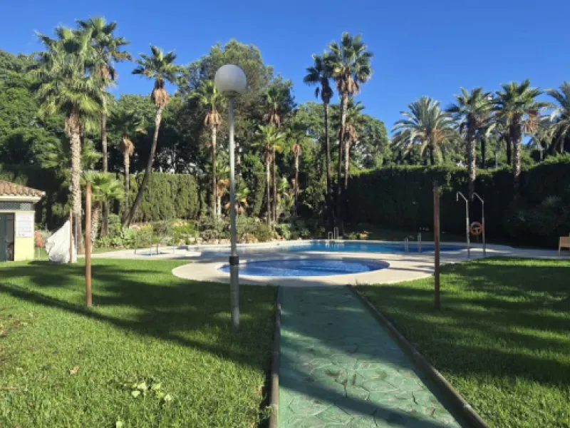 Bright and spacious penthouse located in one of Benalmádena's most desirable areas, just a short walk from the sea. The property offers a wonderful sense of comfort and light, featuring three bedrooms, two bathrooms, a renovated kitchen and a generous liv