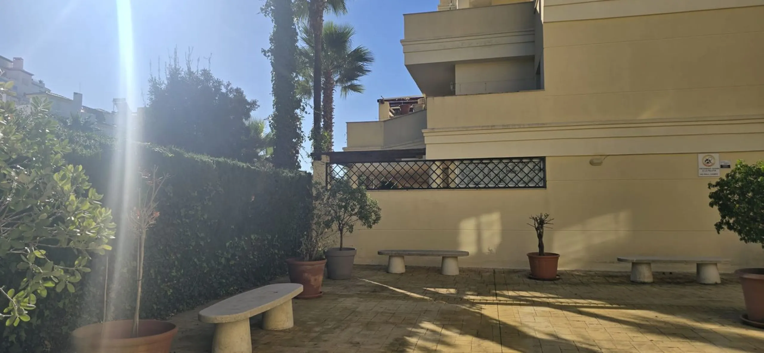 Bright and spacious penthouse located in one of Benalmádena's most desirable areas, just a short walk from the sea. The property offers a wonderful sense of comfort and light, featuring three bedrooms, two bathrooms, a renovated kitchen and a generous liv