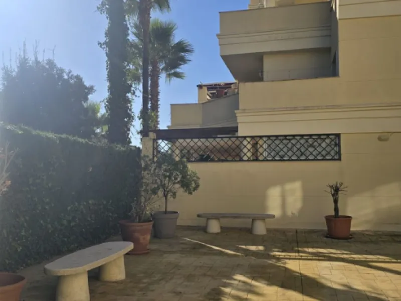 Bright and spacious penthouse located in one of Benalmádena's most desirable areas, just a short walk from the sea. The property offers a wonderful sense of comfort and light, featuring three bedrooms, two bathrooms, a renovated kitchen and a generous liv