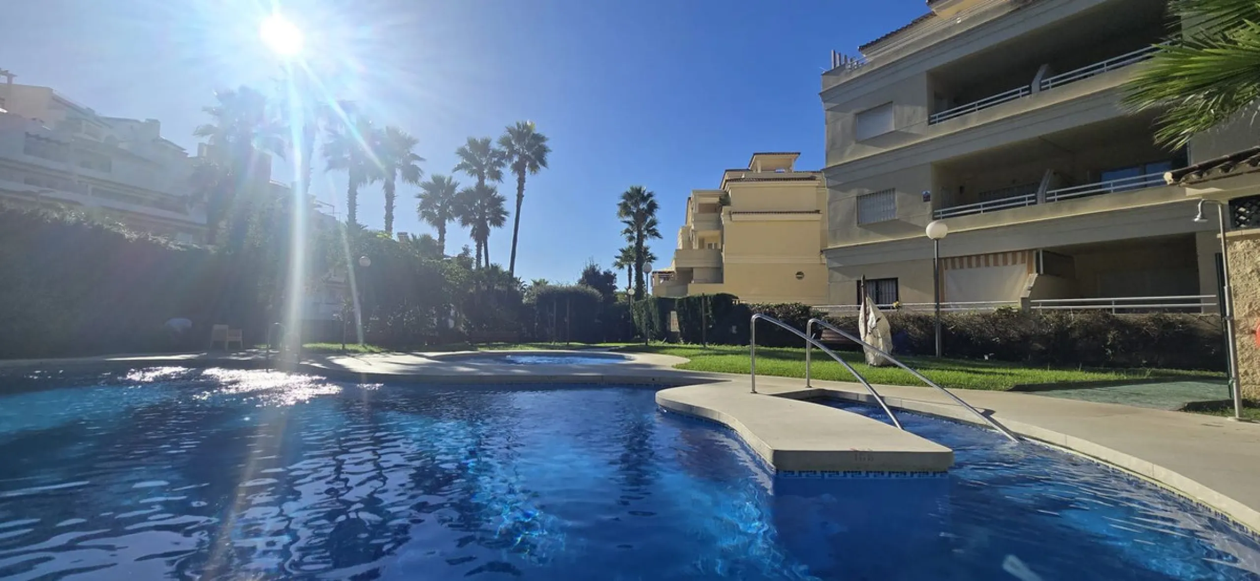 Bright and spacious penthouse located in one of Benalmádena's most desirable areas, just a short walk from the sea. The property offers a wonderful sense of comfort and light, featuring three bedrooms, two bathrooms, a renovated kitchen and a generous liv