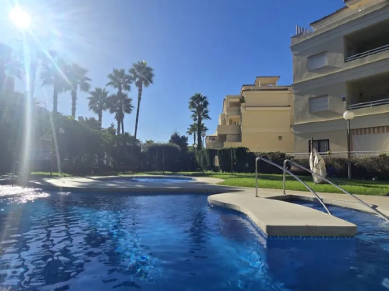 Bright and spacious penthouse located in one of Benalmádena's most desirable areas, just a short walk from the sea. The property offers a wonderful sense of comfort and light, featuring three bedrooms, two bathrooms, a renovated kitchen and a generous liv