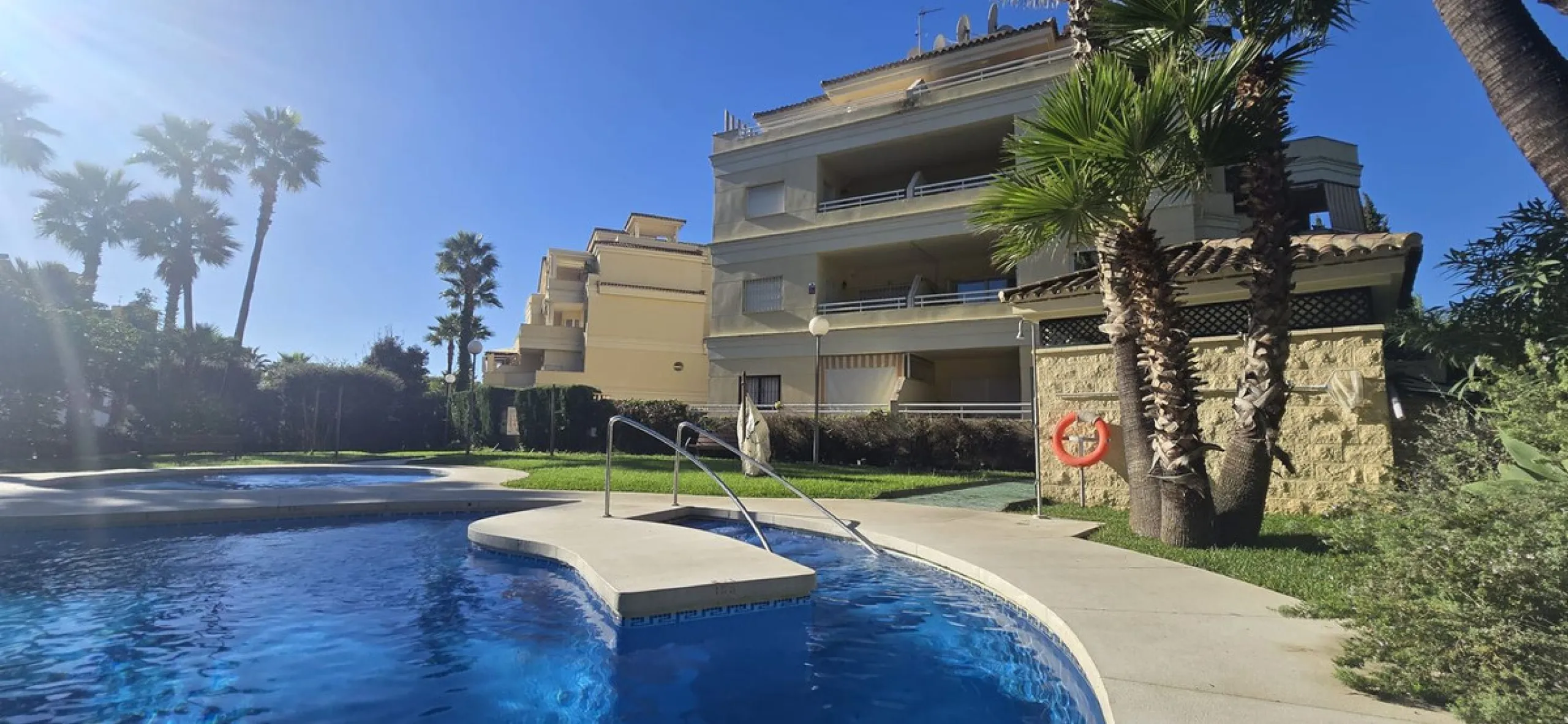 Bright and spacious penthouse located in one of Benalmádena's most desirable areas, just a short walk from the sea. The property offers a wonderful sense of comfort and light, featuring three bedrooms, two bathrooms, a renovated kitchen and a generous liv