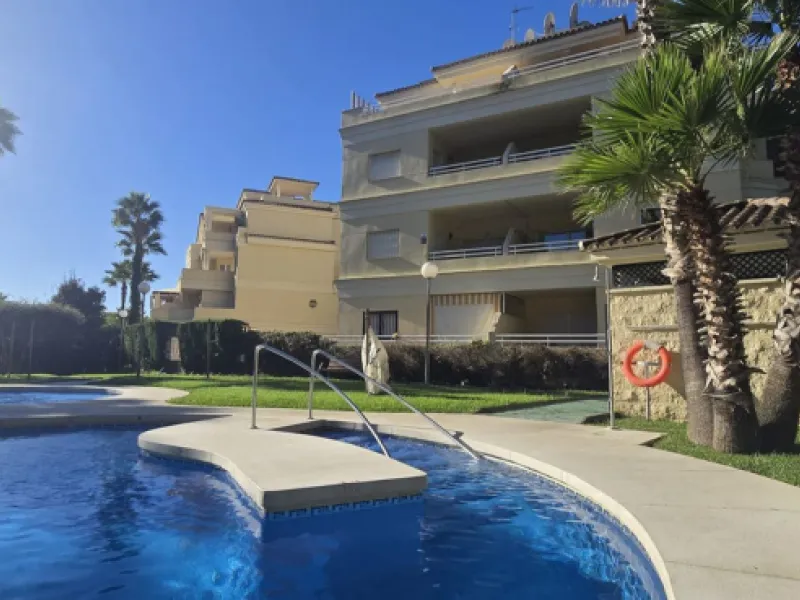 Bright and spacious penthouse located in one of Benalmádena's most desirable areas, just a short walk from the sea. The property offers a wonderful sense of comfort and light, featuring three bedrooms, two bathrooms, a renovated kitchen and a generous liv