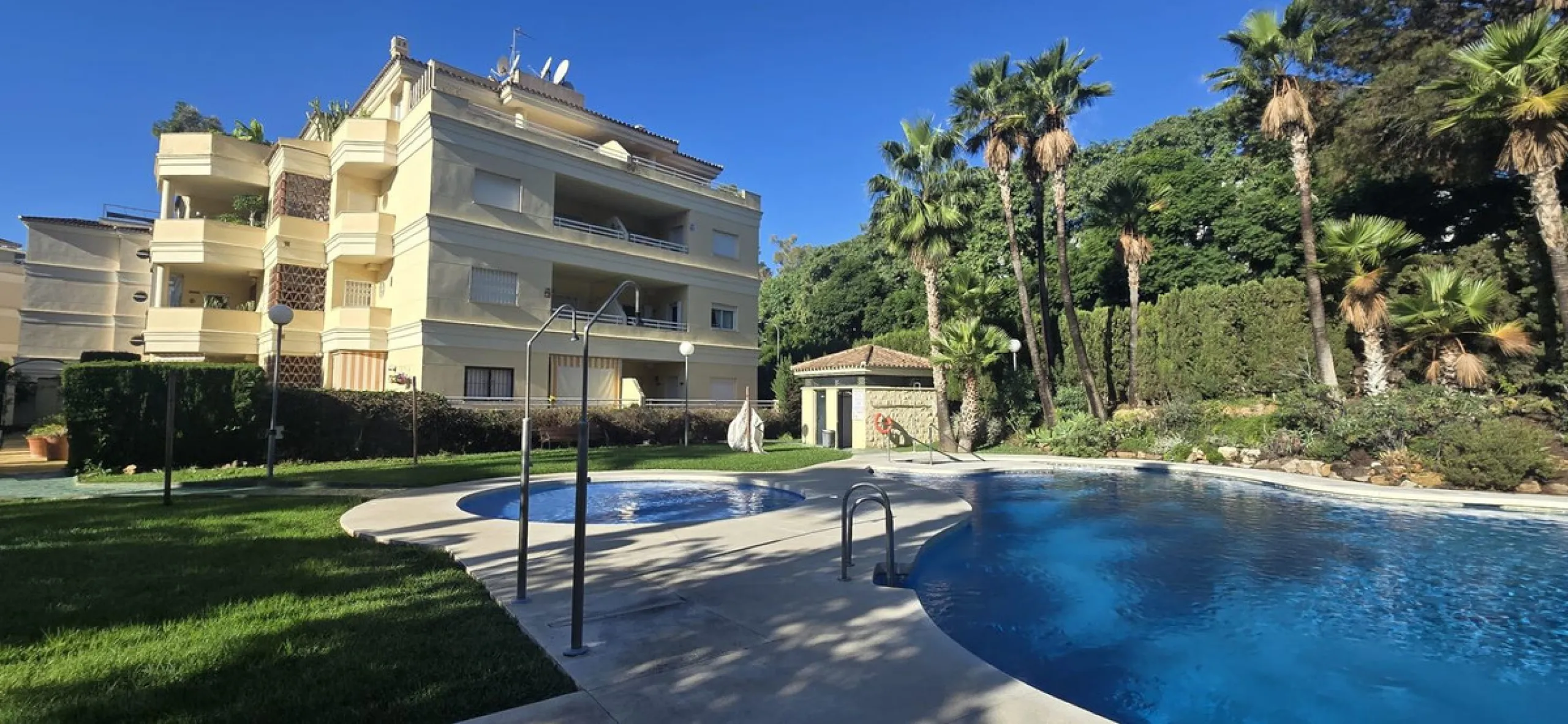 Bright and spacious penthouse located in one of Benalmádena's most desirable areas, just a short walk from the sea. The property offers a wonderful sense of comfort and light, featuring three bedrooms, two bathrooms, a renovated kitchen and a generous liv