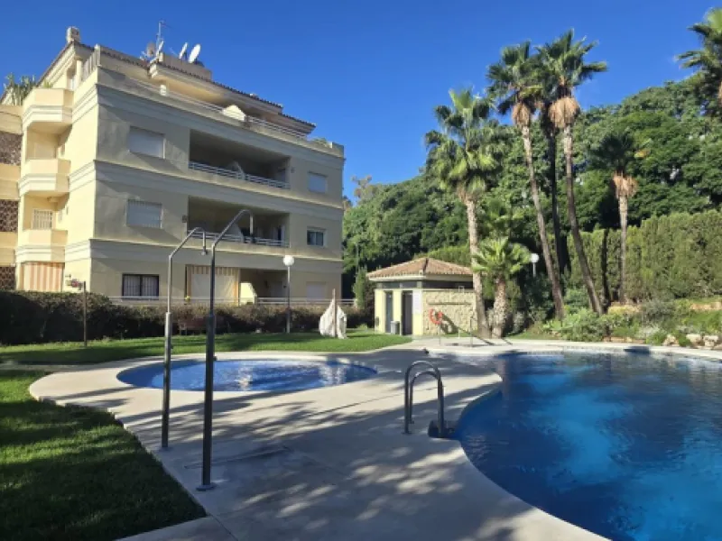 Bright and spacious penthouse located in one of Benalmádena's most desirable areas, just a short walk from the sea. The property offers a wonderful sense of comfort and light, featuring three bedrooms, two bathrooms, a renovated kitchen and a generous liv