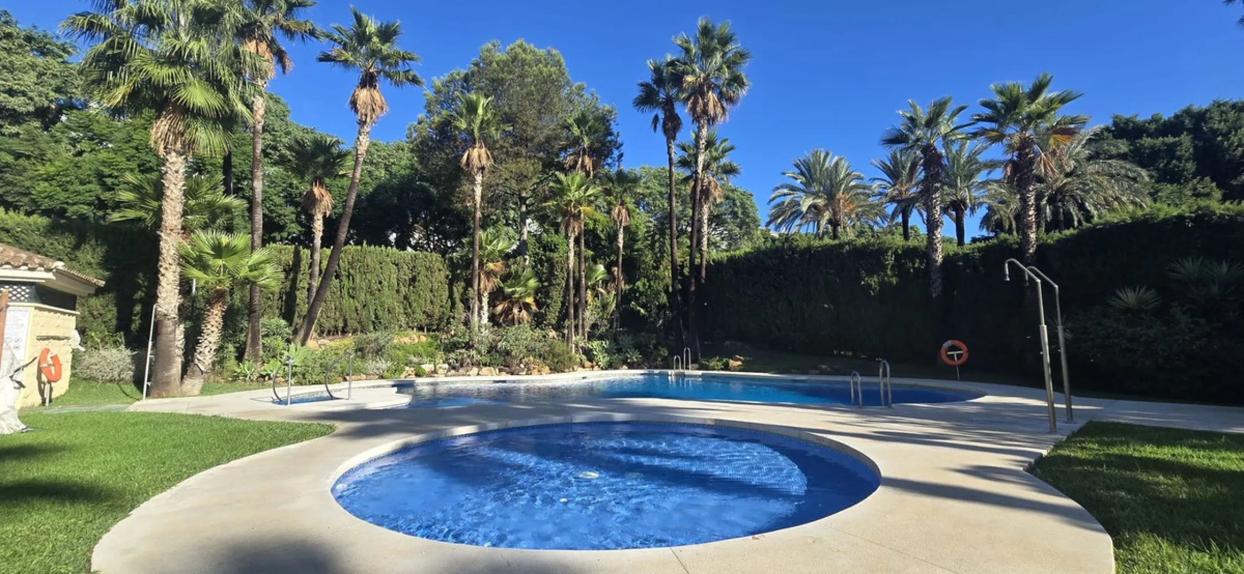 Bright and spacious penthouse located in one of Benalmádena's most desirable areas, just a short walk from the sea. The property offers a wonderful sense of comfort and light, featuring three bedrooms, two bathrooms, a renovated kitchen and a generous liv